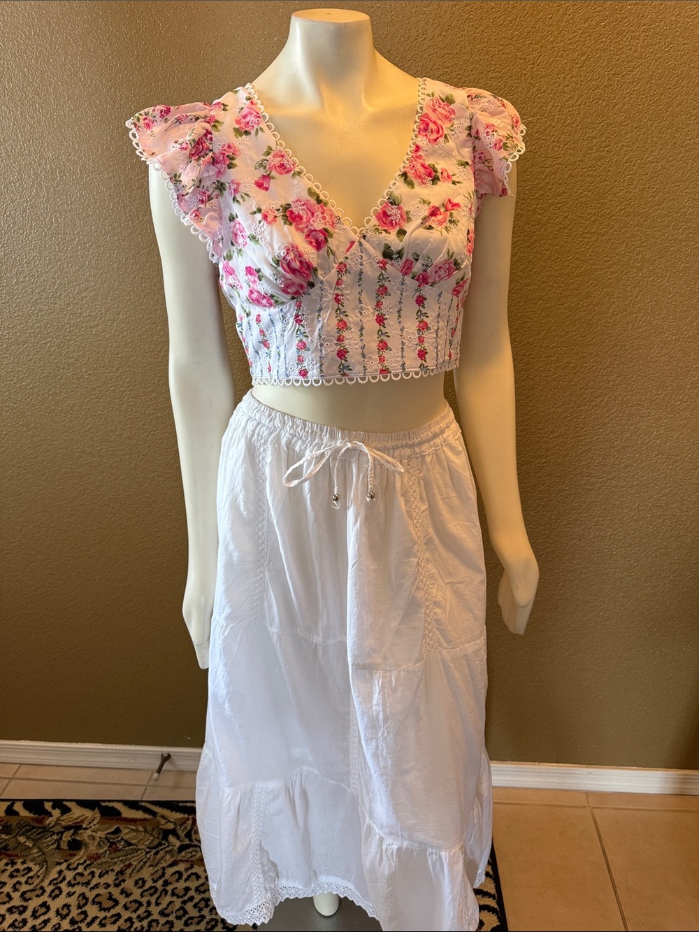 Altar'd State Pink Floral Lace-Trim Cropped V-Neck Top - Picture 3 of 4